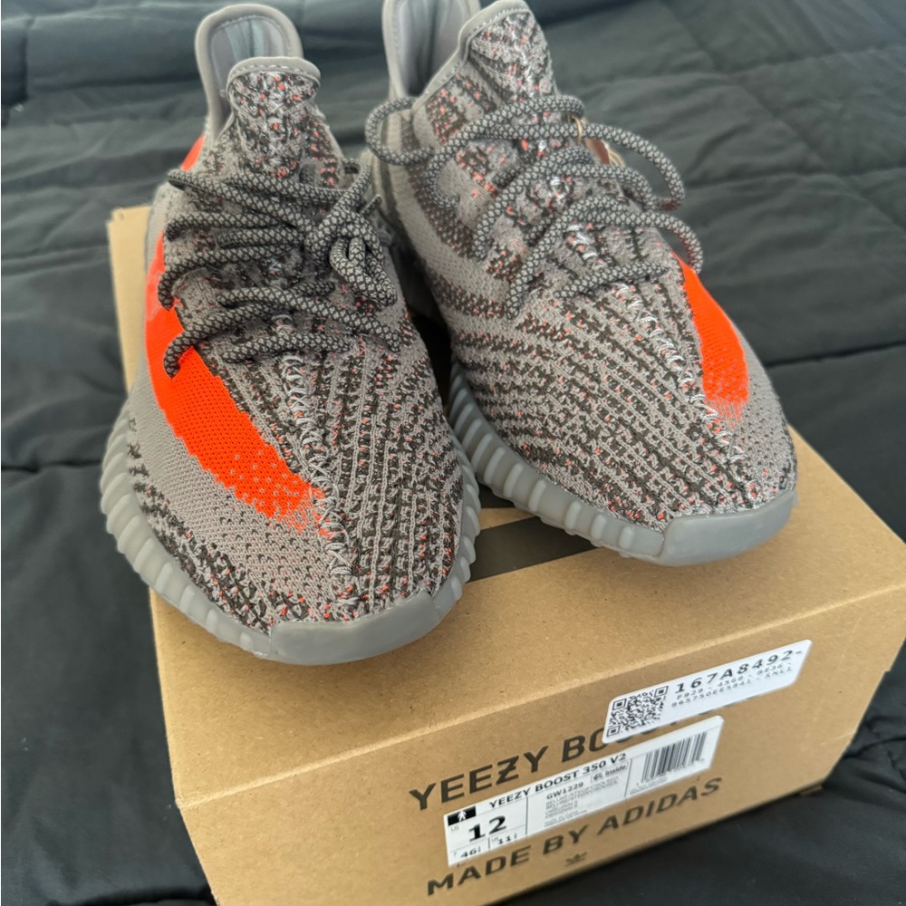 Yeezy boost 350 V2 mens size 12 new in box
